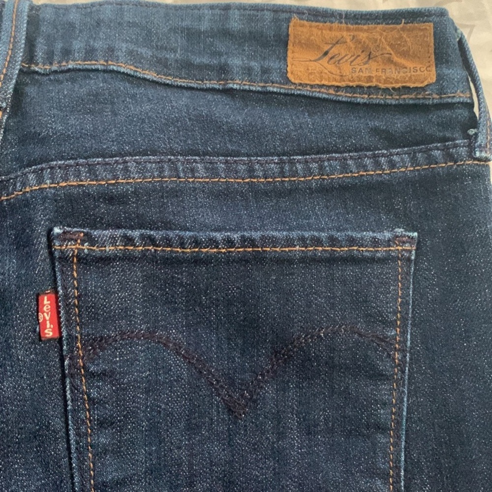 Levi’s Jeans, slight curve, classic bootcut. Size 6/28. Tag shows 6L/C.